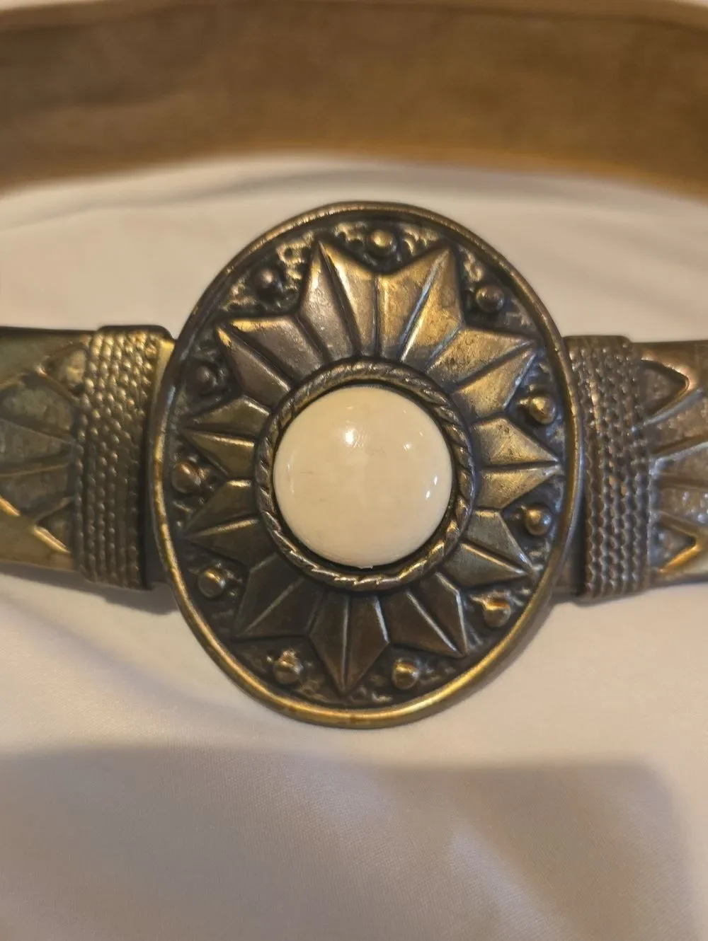 Vintage-Inspired Tan Leather Belt with Decorative Metal Medallion. Great Cond!